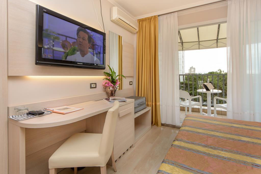 Hotel Croce Di Malta Lignano Sabbiadoro Dış mekan fotoğraf