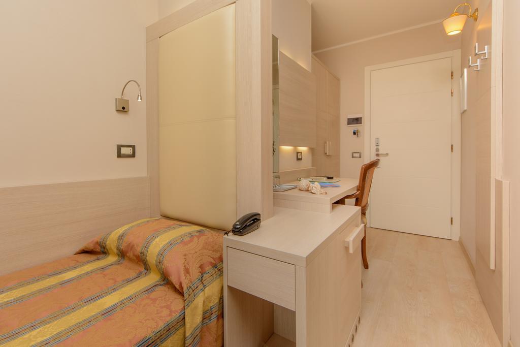Hotel Croce Di Malta Lignano Sabbiadoro Dış mekan fotoğraf