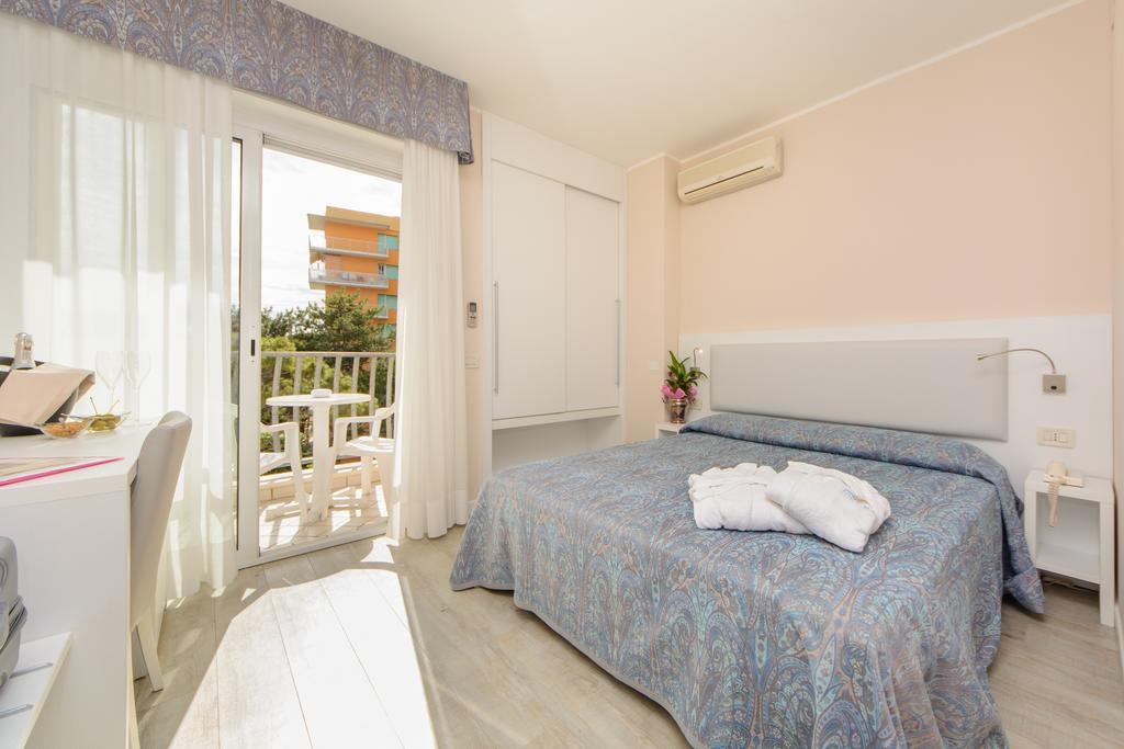 Hotel Croce Di Malta Lignano Sabbiadoro Dış mekan fotoğraf